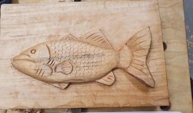 Sinans erstes Werk - ein Fisch. Schnitzerei ganz ohne Farbe. | Foto: privat