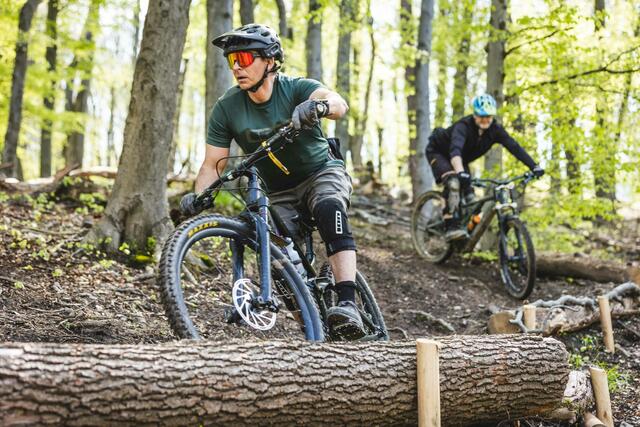 Unterwegs im Wald mit dem Bike, aber sicher. | Foto: Wienerwald Trail