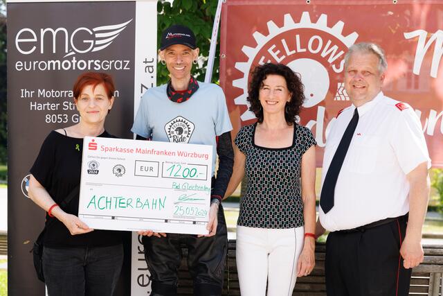 Beim Ziel in Bad Gleichenberg konnte Veranstalter Micheal Krist (2.v.l.) dem Verein Achterbahn eine Spendensumme von 1.200 Euro übergeben. | Foto: Fellows Ride/Motorradland Austria
