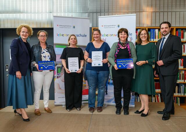 Bildungs-Landesrätin Christiane Teschl-Hofmeister, Doris Gelb (VS Bad Deutsch-Altenburg), Nina Neuberger (VS Bad Deutsch-Altenburg), Carina Stifter (VS Enzersdorf-Margarethen), Sivia Puchinger (VS Enzersdorf-Margarethen), Brigitte Schuckert (Leiterin des Bereichs Pädagogischer Dienst NÖ Bildungsdirektion), Schulqualitätsmanager Albin Anton Schuller | Foto: NLK Burchhart