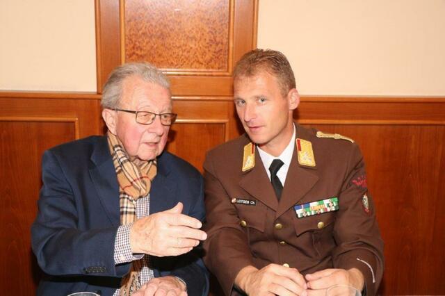Der ehemalige Landesfeuerwehrkommandant Karl Strablegg (l.), hier mit Bereichskommandant Christian Leitgeb, verstarb 94-jährig. | Foto: Ninaus