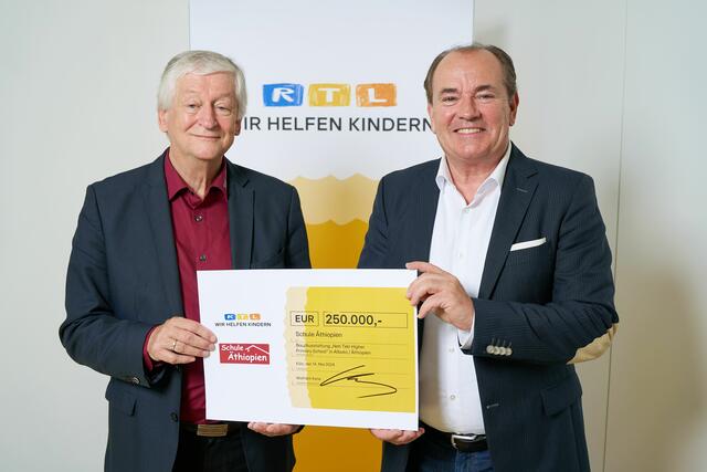 Moderator Wolfram Kons (r.) überreicht den Scheck an Peter Krasser. | Foto: RTL/Guido Engels