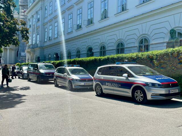 Gegen 10 Uhr waren bereits gut zwei Dutzend Streifenwagen der Polizei vor Ort zu sehen. | Foto: Barbara Schuster/RegionalMedien Wien