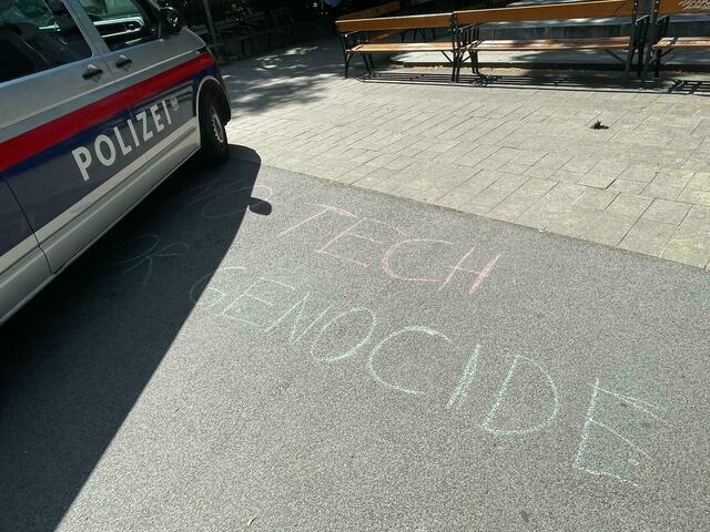 Auf den Boden wurde mit Kreide "No tech for genocide" geschrieben. | Foto: Barbara Schuster/RegionalMedien Wien