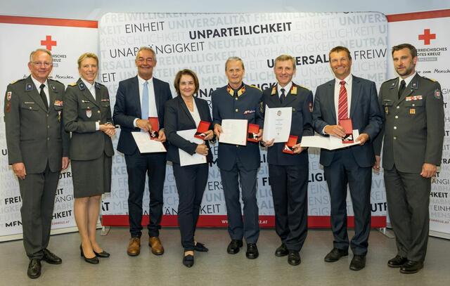  Mit dem Ehrenzeichen in Silber wurden Bernhard Gratz (Bezirkshauptmann Pinzgau), Michaela Rohrmoser (Bezirkshauptfrau Lungau), Manfred Lindenthaler (Stadtpolizeikommandant der Stadt Salzburg), Reinhold Ortler (Bezirksfeuerwehrkommandant der Stadt Salzburg) und Harald Wimmer (Bezirkshauptmann Pongau) ausgezeichnet: V.l.n.r.: Dr. Werner Aufmesser (Präsident, Rotes Kreuz Salzburg), Sabine Tischler (Landesgeschäftsführerin, Rotes Kreuz Salzburg), Bernhard Gratz, Michaela Rohrmoser, Manfred Lindenthaler, Reinhold Ortler, Harald Wimmer, Stefan Herbst (Landesrettungskommandant, Rotes Kreuz Salzburg) | Foto: wildbild / Rotes Kreuz Salzburg