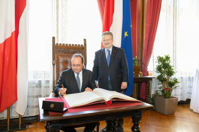 Frankreichs ehemaliger Präsident François Hollande trug sich am Mittwoch, 29. Mai, in das Goldene Buch der Stadt Wien ein. | Foto: René Brunhölzl/RMW