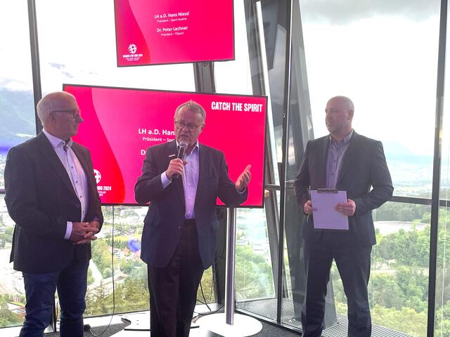 Peter Lechner, Präsedent der Tiroler Sportvereine (links) und Hans Niessl, Präsident Sport Austria (mitte) freuen sich auf die bevorstehende Europameisterschaft, die das erste Mal auf österreichischen Boden stattfindet.  | Foto: Martina Obertimpfler 
