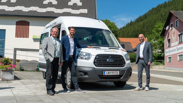 Karl Dobnigg, Marc Landl und Tibor Jermendy (v. l.) vor dem Postbus Shuttle. | Foto: Stefan Lendl