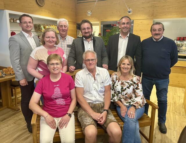 Hinten Bezirksbauernkammer-Leiter Johannes Gahleitner, Vorsitzende des Bäuerinnenbeirates Perg Katrin Schober, ehemaliger BBK-Perg-Obmann Ferdinand Strasser, Bezirksbauernkammer-Perg-Obmann Christian Lang, Bezirksbauernkammer-Freistadt-Obmann Martin Moser, ehemaliger BBK-Freistadt-Obmann Josef Mühlbachler. Vorne Landwirtschaftskammer-Vizepräsidentin Rosemarie Ferstl, Albert Griesbacher, Vorsitzende des Bäuerinnenbeirates Freistadt Johanna Miesenberger. | Foto: BBK/Lehner