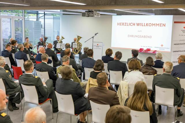 Das Rote Kreuz Salzburg ehrte verdiente Persönlichkeiten und couragierte Ersthelfer:innen | Foto: wildbild / Rotes Kreuz Salzburg