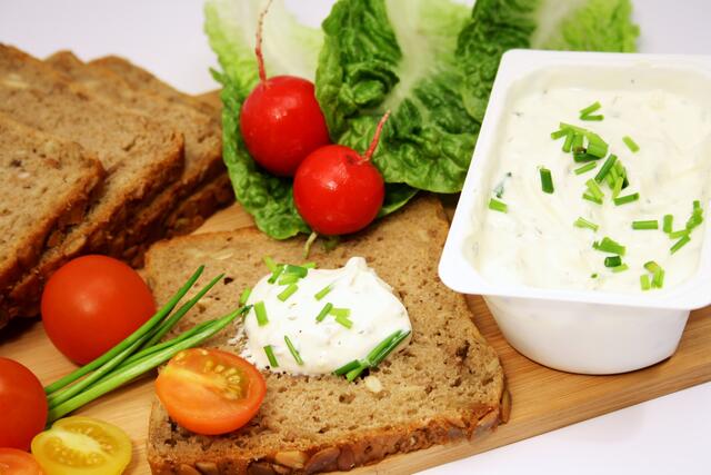 Eine Umfrage zeigt, dass sich Schülerinnen und Schüler mehr gesundes Essen in Schulkantine, Schulbuffet und Co. wünschen, aber nicht auf Geschmack verzichten wollen. | Foto: Yantra/Fotolia