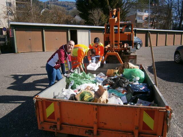 Lisa Tatschl ist Umwelt- und Abfallberaterin und trägt mit ihrem Beruf zur Verbesserung der Zukunft bei. | Foto: Abfallwirtschafsverband