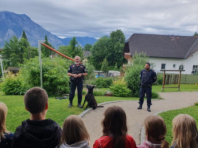 Einen spannenden Tag erlebten 200 Schüler am 22. Mai beim Besuch der Kinderpolizei in der Volksschule Altmünster. | Foto: Kinderpolizei OÖ