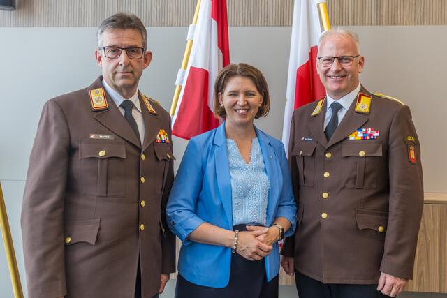 Feuerwehrspitze in Oberösterreich bestätigt. Unter Aufsicht der zuständigen Landesrätin Michaela Langer-Weninger wurden Feuerwehrpräsident Robert Mayer als Landes-Feuerwehrkommandant und Michael Hutterer als sein Stellvertreter wiedergewählt.  | Foto: Hermann Kollinger