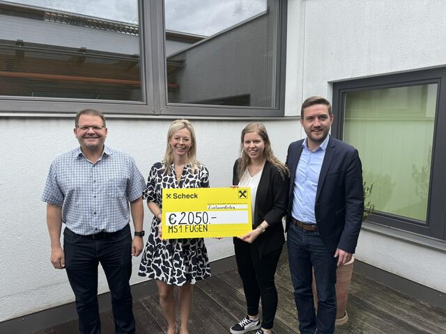 Dir. Helmut Mader, Künstlerin Andrea Kainer, Magdalena Hauser und Bgm. Dominik Mainusch.  | Foto: privat