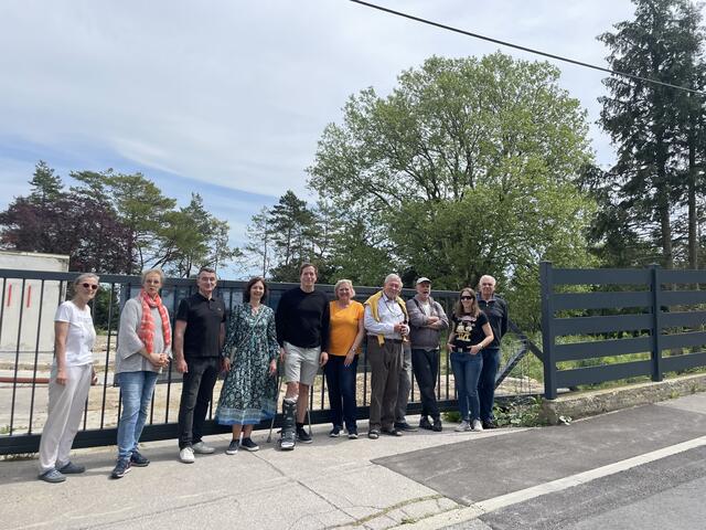 Bezirksvorsteher-Stellvertreter Patrick Gasselich (ÖVP, 5.v.l.) mit Anrainerinnen und Anrainern vor der Lindauergasse 9.  | Foto: ÖVP Liesing