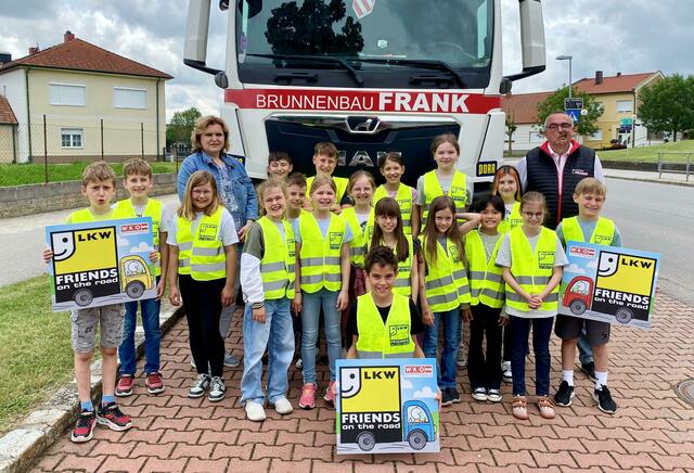 Klassenlehrerin Daniela Christ-Mahr und Lkw-Fahrer Josef Rongitsch mit den Kindern der 3. und 4. Klasse der Volksschule St. Andrä | Foto: WKB