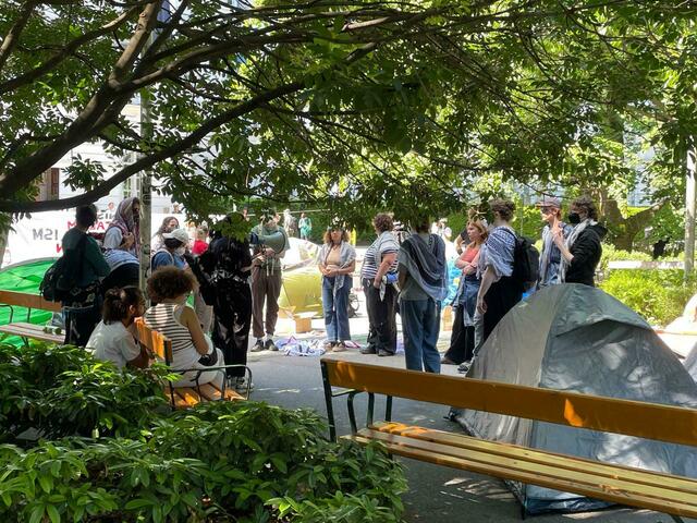 Beim Lokalaugenschein sind Aktivistinnen und Aktivisten zu sehen. Sie haben mit Bänken quasi den Platz vor der TU abgesperrt. | Foto: Barbara Schuster/RegionalMedien Wien