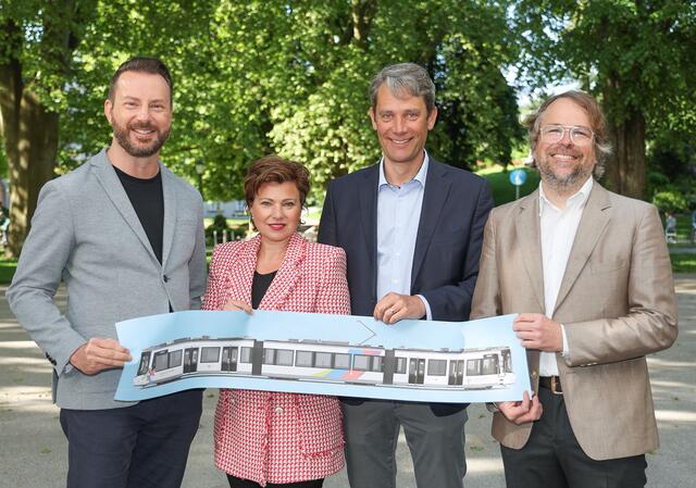 Das Land Salzburg, der Salzburger Verkehrsverbund und die Salzburg Linien Verkehrsbetriebe präsentierten den aktuellen Stand und die Ziele des umfassenden Modernisierungsprogramms: (v.l.) Reinhard Gassner (Geschäftsführer Salzburg Linien Verkehrsbetriebe GmbH), Gerlinde Hagler (Geschäftsführerin Salzburg Linien Verkehrsbetriebe GmbH), Johannes Gfrerer (Geschäftsführer Salzburger Verkehrsverbund GmbH) und Philipp Weis (Referatsleiter öffentlicher Verkehr und Verkehrsplanung Land Salzburg). | Foto: Salzburg Verkehr/Neumayr