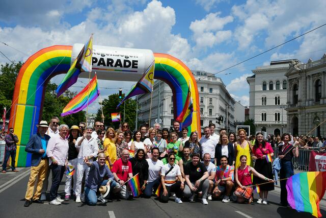 Am 8. Juni 2024 ziehen wieder tausende Menschen bei der Regenbogenparade über die Wiener Ringstraße. | Foto: Barbara Schuster/RMW