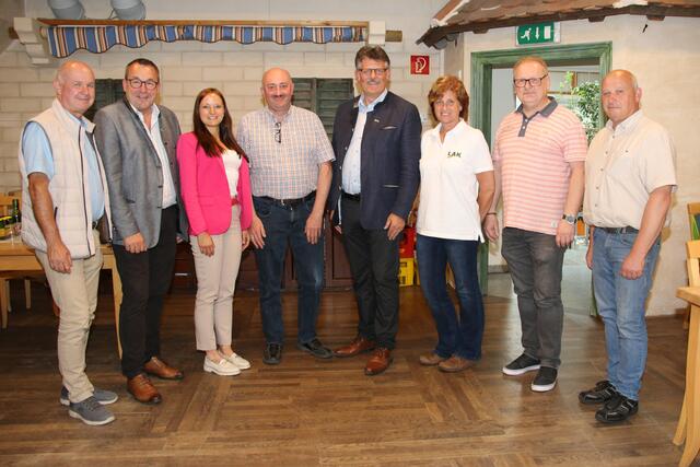 NÖ LAK-Vizepräsident Karl Orthaber, NÖ LAK-Geschäftsstellenleiter Günther Edelmaier, Carina Dörrer von der Bezirksbauernkammer Waidhofen, Kurt Flicker vom Maschinenring Waldviertel Nord, NÖ LAK-Präsident Andreas Freistetter, NÖ LAK-Vizepräsidentin Josefa Czezatke sowie die beiden Betriebsratsvorsitzenden des Raiffeisen Lagerhauses Waidhofen NÖ LAK-Kammerrat Martin Josef und Martin Weber (v.l.) | Foto: NÖ LAK