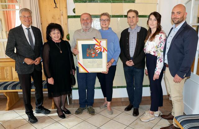 Landeswappenverleihung an Gasthaus Hotel Höhenwirt. Am Bild: Landeshauptmann Peter Kaiser, Sigrid Klinkan, Dietmar Miklautz, Judith Spicker, Andreas Miklautz, Sabina Dolata, Christoph Brunner.
 | Foto: LPD Kärnten/Kuess