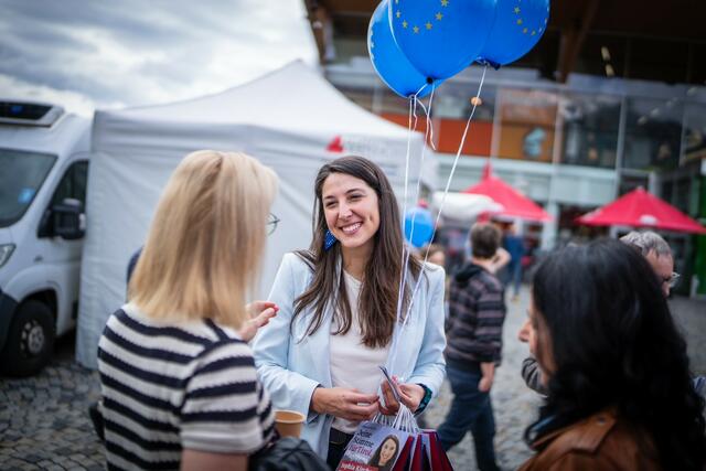 EU-Spitzenkandidatin der Volkspartei, Sophia Kircher, hier im Gespräch vor dem Inntalcenter in Telfs. | Foto: Tiroler Volkspartei