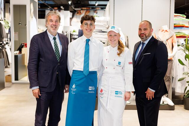 Werner Schnabl, Leiter der Tourismusschulen Modul und Modul-Fachvorstand Didier El Senosy (re) bei der offiziellen Uniformpräsentation für den Paralympics-Einsatz. (v.l.n.r.) | Foto: Florian Wieser