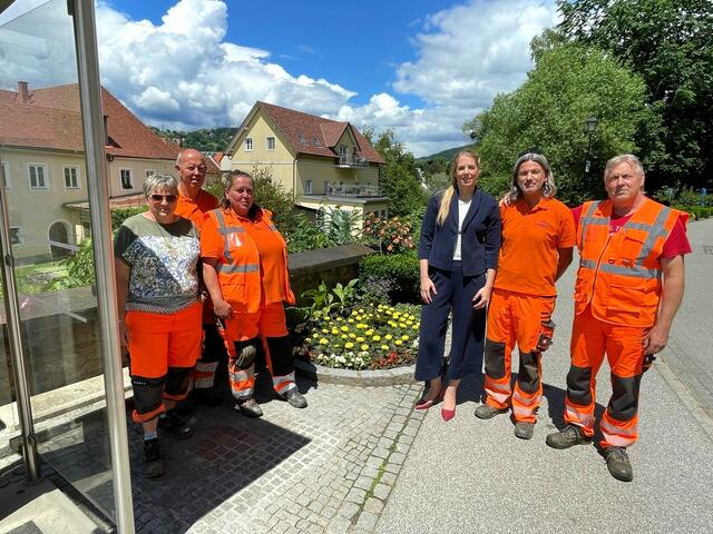 Isabella Theuermann mit dem Team der Wolfsberger
Stadtgärtnerei rund umd Gärtnermeister Manfred Paulitsch: „Bitte alle mitmachen! Ich hoffe heuer wieder auf viele Medaillen für die Wolfsberger Blumenfreunde“, so Theuermann. | Foto: Privat