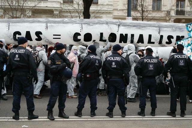 Der polizeiliche Einsatz von Pfefferspray gegenüber 150 Demonstrierende am ersten Tag der Europäischen Gaskonferenz 2023 in Wien ist rechtswidrig gewesen. | Foto: AdoraPress/M. Golejewski