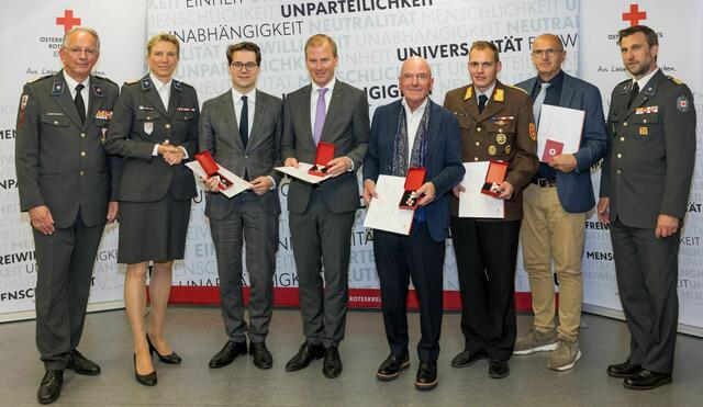 Mit dem Ehrenzeichen in Bronze wurden Lukas Crepaz (Kaufmännischer Direktor, Salzburger Festspiele), Michael Unterberger (Leiter Fachgruppe Präsidium, Land Salzburg), Dr. Viktor Schwab (Arzt, Abtenau), Matthias Egger (Abschnittsfeuerwehrkommandant Abschnitt 3, Pongau) und Heinz Roman Kienmayer (Unternehmensberater) ausgezeichnet. V.l.n.r.: Dr. Werner Aufmesser (Präsident, Rotes Kreuz Salzburg), Sabine Tischler (Landesgeschäftsführerin, Rotes Kreuz Salzburg), Lukas Crepaz, Michael Unterberger, Dr. Viktor Schwab, Matthias Egger, Heinz Roman Kienmayer, Stefan Herbst (Landesrettungskommandant, Rotes Kreuz Salzburg) | Foto: wildbild / Rotes Kreuz Salzburg