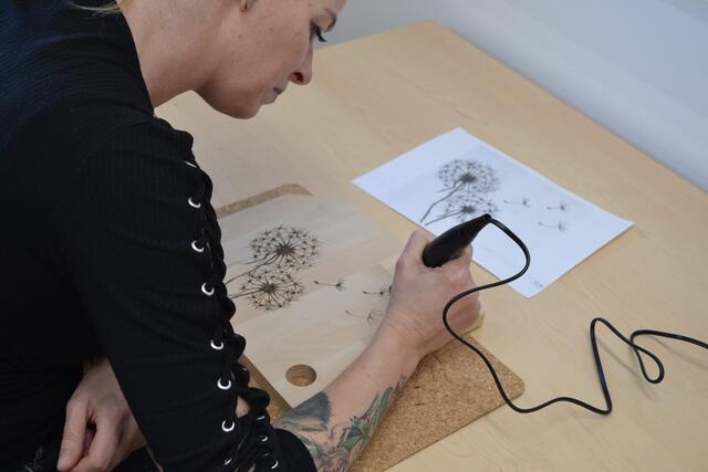 Zu den Aufgaben in der ZAM-eigenen Werktstatt zählt etwa das Solarlöten. | Foto: ZAM