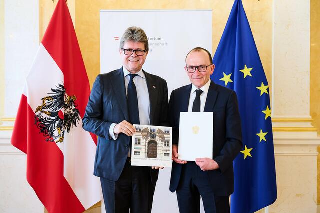 Bildungsminister Martin Polaschek mit dem Direktor des Gymnasiums Braunau, Hofrat Sebastian Plank. | Foto: BMBWF/Klimpt