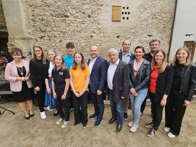Bgm. Brigitte Ribisch, Vbgm. Georg Eigner, OV Werner Pospichal, StR Christian Nikodym, GR Heidi Schwungfeld-Fass freuten sich mit Musik-Mittelschul-Dir. Monika Fröschl und ihrem Lehrpersonal und Schülerinnen und Schülern über den großen Erfolg des Abschlusskonzertes. | Foto: Stadtgemeinde Laa