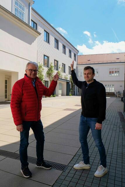 Stadtchef Gerhard Weil und Finanzstadtratz Josef Newertal bei der neuen Anlage | Foto: Stadt Bruck/Leitha