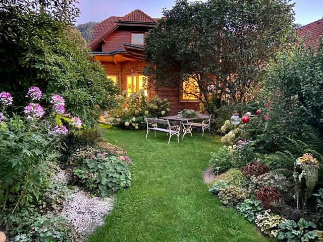 Brigitta Bräuer bittet zum GartenLust-Fest in ihren wunderschönen Garten. | Foto: Brigitta Bräuer