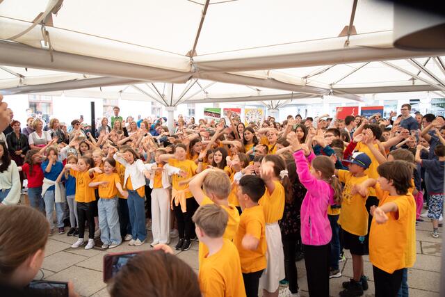 Emotionaler und krönender Abschluss der Veranstaltung war die gemeinsame Darbietung des Songs „We Are the World“. | Foto: Philip Stangl, MMS Radstadt