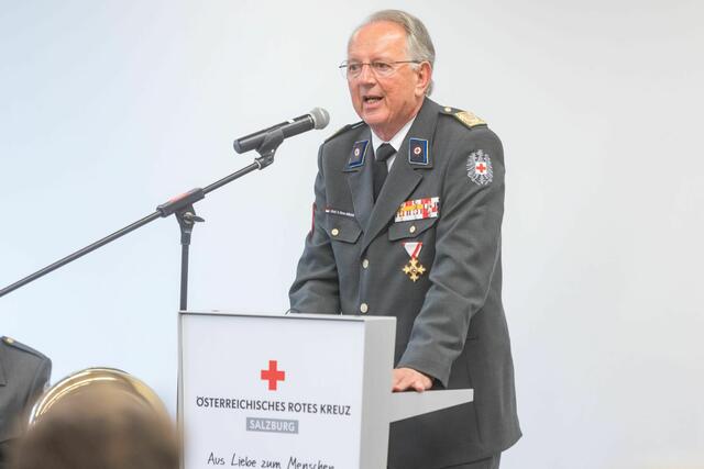 In seiner Begrüßungsrede hob Rotkreuz-Präsident Dr. Werner Aufmesser die Leistungen der ausgezeichneten Persönlichkeiten hervor und würdigte deren besonderen persönlichen Einsatz für Andere. | Foto: wildbild / Rotes Kreuz Salzburg