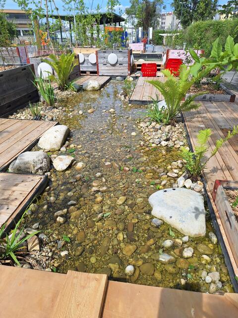 In der Brigittenau wurde ein Forschungsbach installiert. Bei den Besuchenden kommt er gut an: Denn er schafft eine Oase zum Entspannen.  | Foto: ProBach/Boku