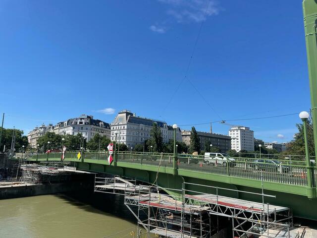 Die Aspernbrücke erstrahlt im neuen Glanz. Im Rahmen einer Sanierungsoffensive wurde die Brücke modernisiert und mit einem neuen Radweg ausgestattet. Die Radstrecke wird um den 1. Juni eröffnet. | Foto: Laura Pusta