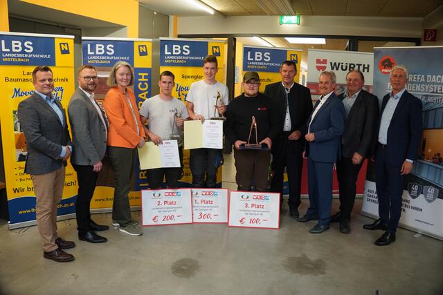 Kevin Umlauf (LBS), Bürgermeister Erich Stubenvoll, Bezirkshauptfrau Gerlinde Draxler, Sebastian Leudolt, Christian Heissenberger, Moritz Weber, Spengler-Innungsmeister Helmuth Degeorgi, Präsident des NÖ Landtages Karl Wilfing, Direktor Franz Pleil und Schulqualitätsmanager Gunnar Hamann. (v.l.) | Foto: LBS Mistelbach