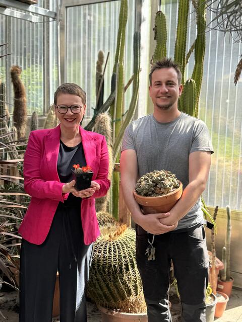 Stadträtin Eva Schobesberger ist stolz auf die Linzer Kakteen-Sammlung von etwa 1.000 Arten – sie ist damit die drittgrößte in der EU. Mit im Bild ist Gärtner Clemens Füßl vom Botanischen Garten. | Foto: Stadt Linz
