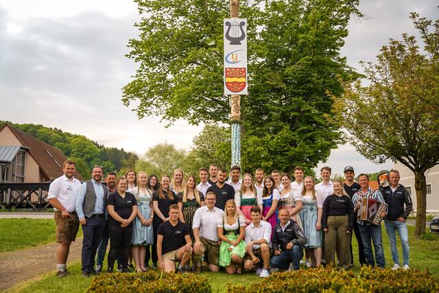 Die Landjugend hat sich um den Maibaum inklusive "Bandltanz" gekümmert. | Foto: LJ Edelsbach
