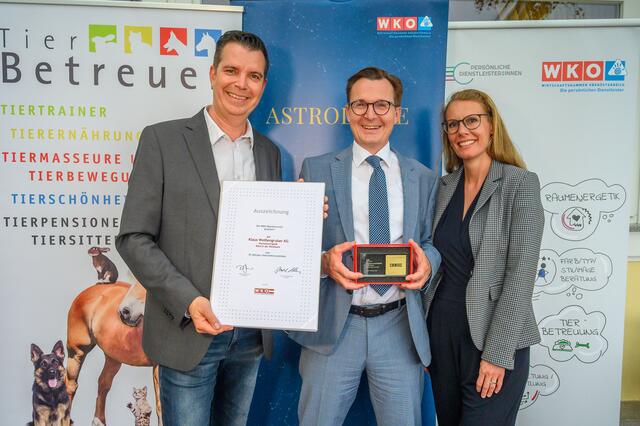 Am Foto von links Fachgruppenobmann Michael Stingeder, Klaus Weißengruber (25 Jahre Humanenergetik), Fachgruppengeschäftsführerin Monika Nowotny. | Foto: Wolfgang Simlinger/cityfoto.at