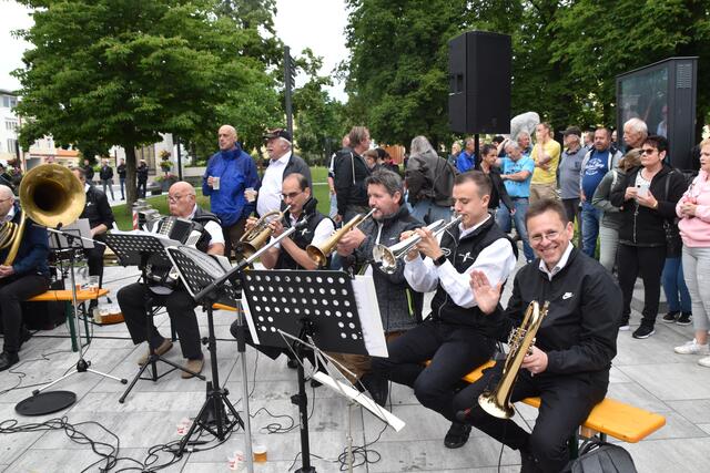 Die Bauernmusi Mischendorf begleitete die "Gegen das System Tour" in Oberwart musikalisch. | Foto: Michael Strini
