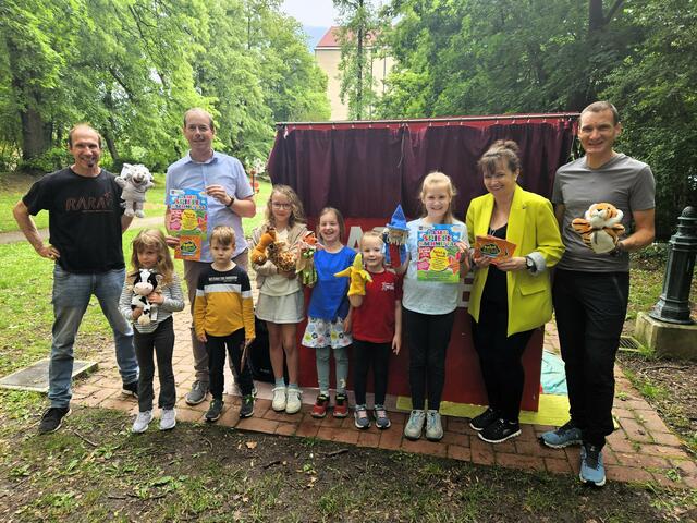 Bürgermeisterin Brigitte Ribisch, StR Christian Nikodym und OV Thomas Appel freuen sich mit den Kindern beim Laaer Spielenachmittag über die gelungenen Spiel&amp;Spaß-Hefte für den Sommer 2024. | Foto: Stadtgemeinde Laa