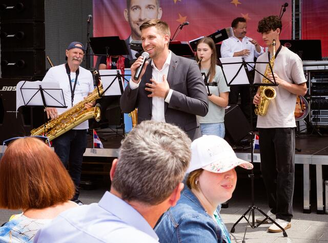 EU-Kandidat Andreas Preiml freute sich über zahlreiche Gäste beim 1. Wolfsberger Europafest | Foto: Elisabeta Mirion