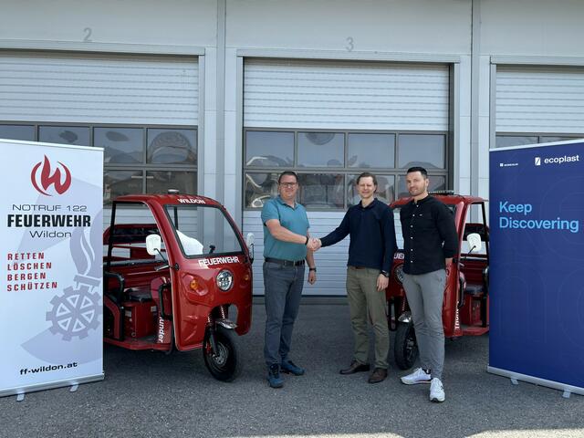 Helmut Feichtner (Bildmitte) und Rene Pauritsch (rechts) von Ecoplast mit Christian Sorko (links)
von der Freiwilligen Feuerwehr Wildon  | Foto: FF Wildon