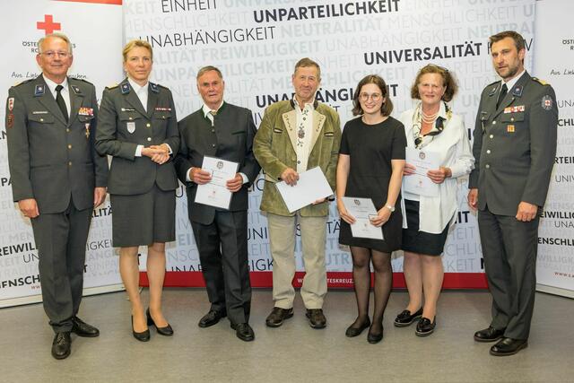 Mit der Henry-Dunant-Medaille wurden die Ersthelfer:innen Ludwig Schweiger, Albert Pichler, Kathrin Oberbichler und Elfriede Oberbichler ausgezeichnet. V.l.n.r.: Dr. Werner Aufmesser (Präsident, Rotes Kreuz Salzburg), Sabine Tischler (Landesgeschäftsführerin, Rotes Kreuz Salzburg), Ludwig Schweiger, Albert Pichler, Kathrin Oberbichler, Elfriede Oberbichler, Stefan Herbst (Landesrettungskommandant, Rotes Kreuz Salzburg) | Foto: wildbild / Rotes Kreuz Salzburg