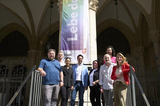 Die Stadt Wien läutete den Pride-Monat am Mittwoch mit dem Anbringen der Regenbogenfahne beim Rathaus offiziell ein. | Foto: Stadt Wien/Markus Wache